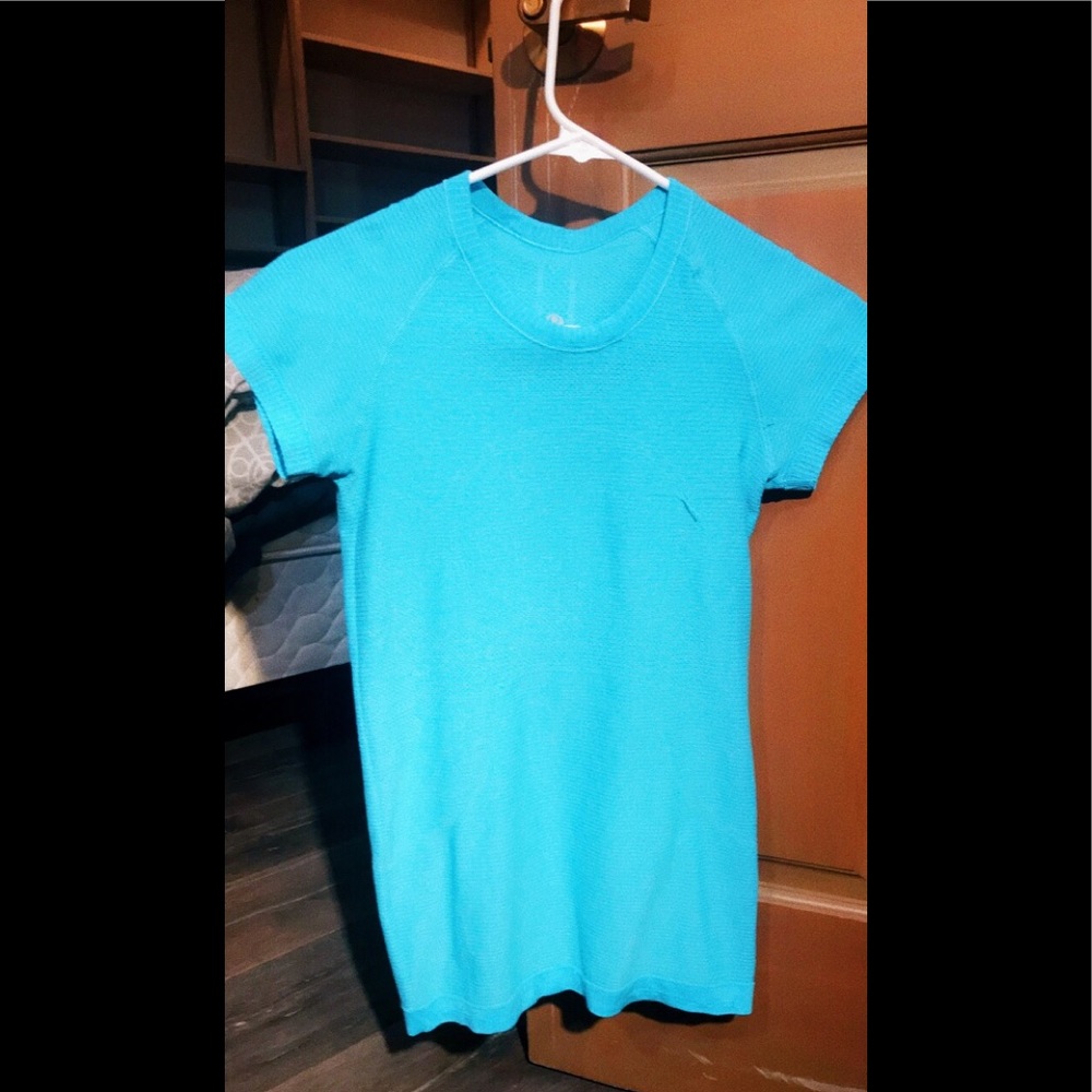 This is a barely used bright blue lulu lemon tee!!